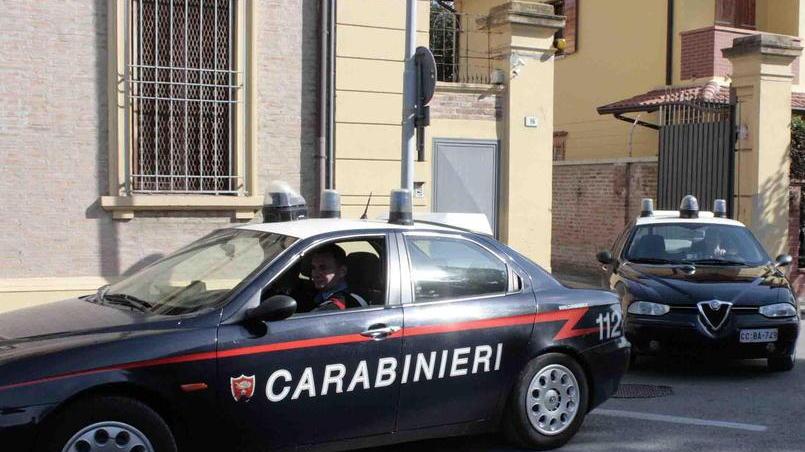 Litiga e morde il fidanzato. Poi lo ferisce con il coltello