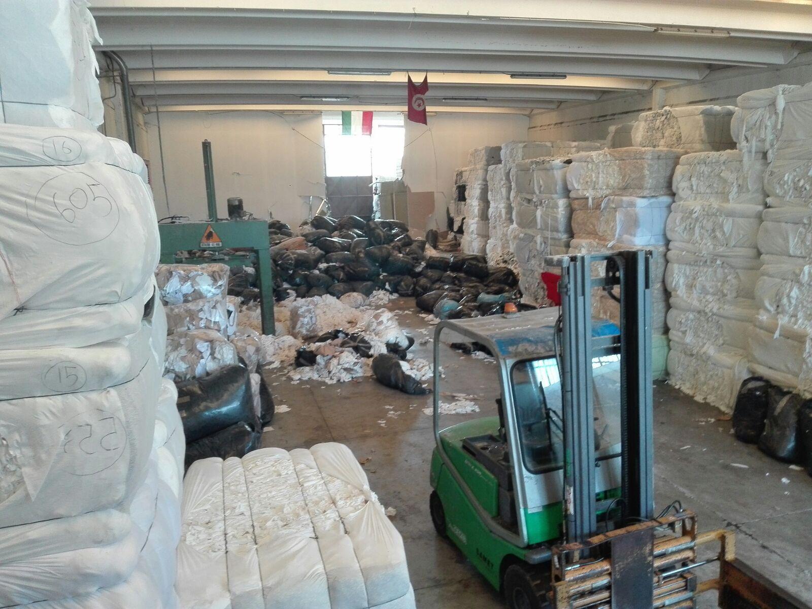 Decine di sacchi di scarti tessili erano presenti all'interno e all'esterno del capannone