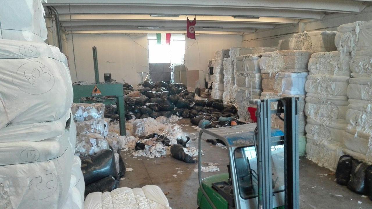 Decine di sacchi di scarti tessili erano presenti all'interno e all'esterno del capannone