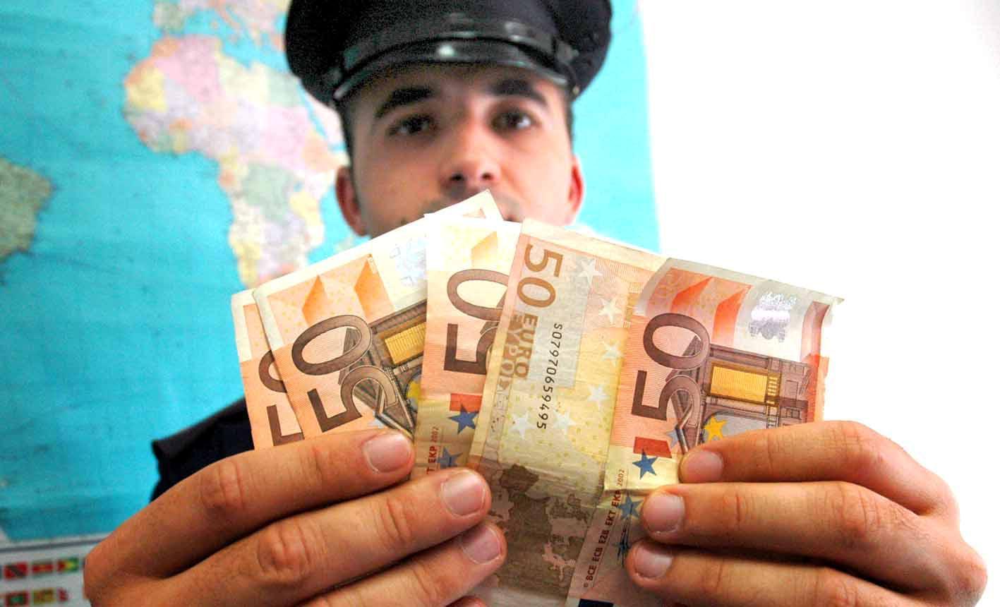Quarantanovenne denunciato per spendita di banconote falsi (foto d'archivio)