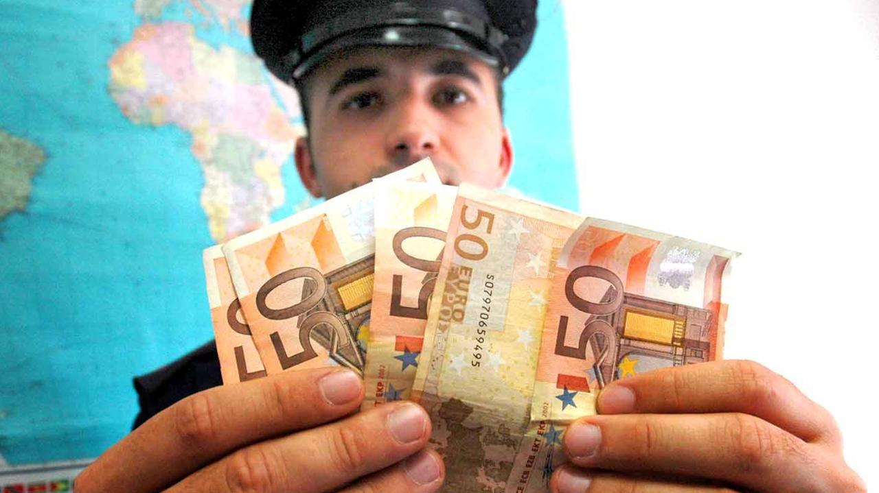 Quarantanovenne denunciato per spendita di banconote falsi (foto d'archivio)