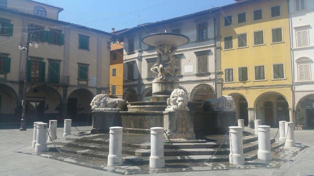La fontana di piazza Farinata degli Uberti e l’acqua fuoriuscita