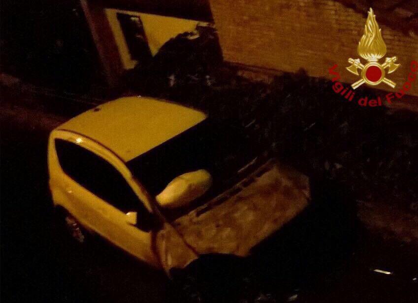 L'auto andata a fuoco