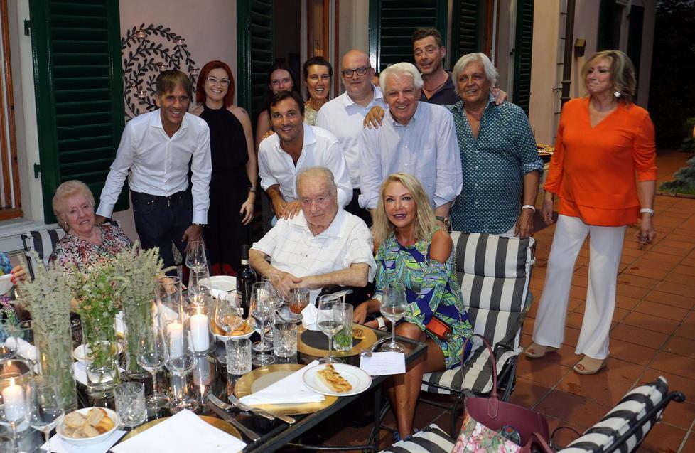 La foto di rito a casa Maccioni con gli ospiti attorno ai padroni di casa Sirio ed Egidiana (Foto Paolo Nucci)
