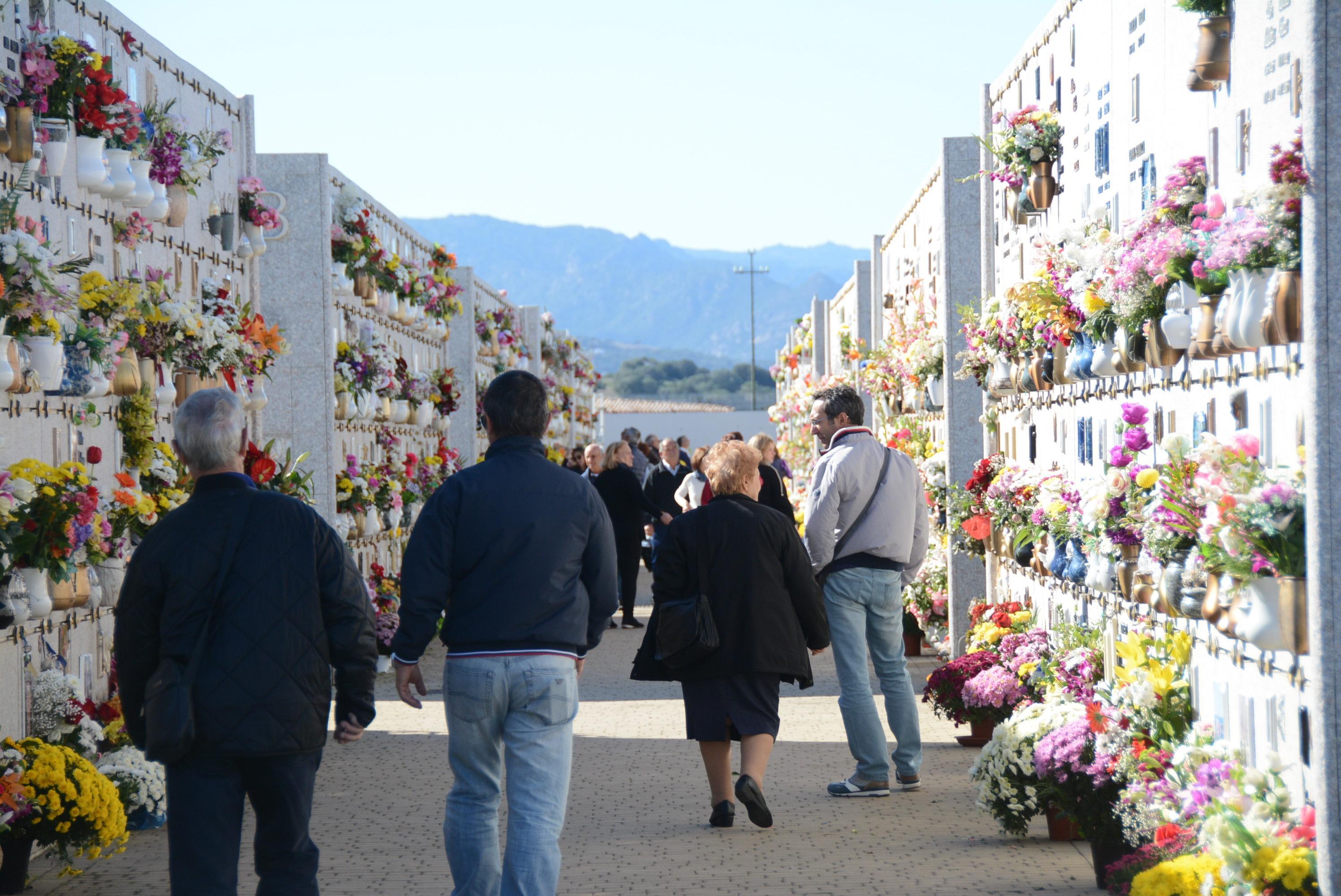 Olbia, la tomba è già pagata ma tumulare l’urna costa 600 euro in più 