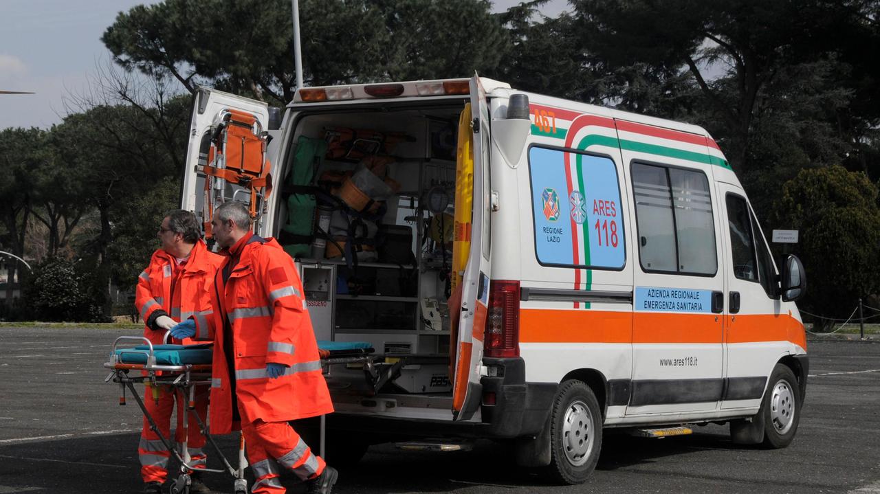 Cagliari, in preda a una crisi depressiva si sdraia sotto il guard rail della 130