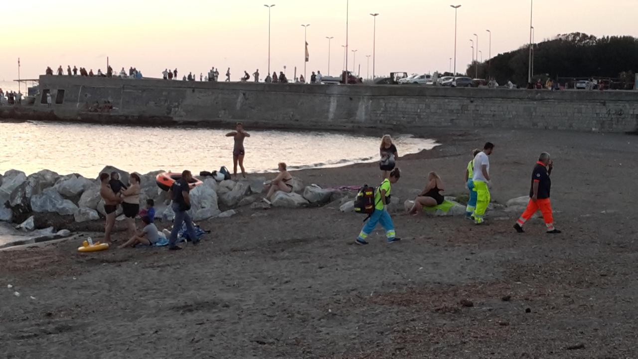 Si butta in mare con un coltello per togliersi la vita: paura ai Tre Ponti