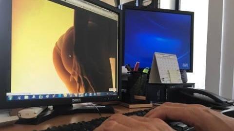 Metteva le colleghe su una chat hard