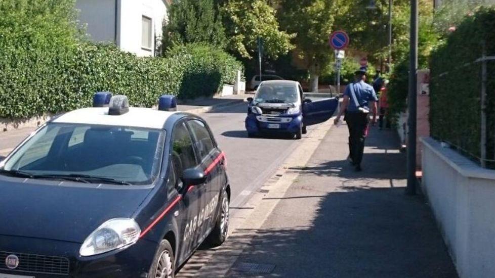 Macchina piomba sul marciapiede e sfiora il tubo del gas
