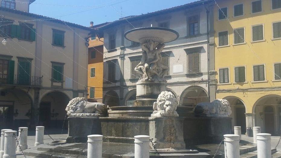 Spreco d’acqua dalla fontana dei Leoni