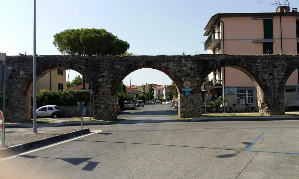Tra mezzi pesanti e l’asfalto che cede