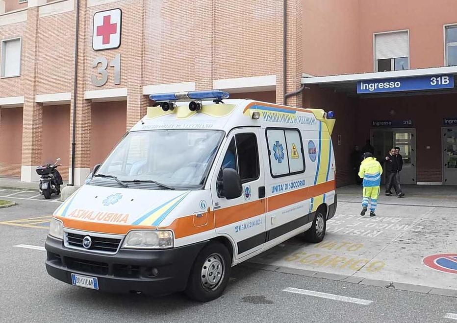 Strappa con violenza la collanina a una pensionata