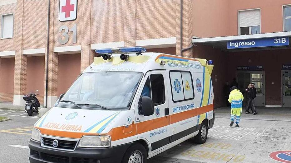 Strappa con violenza la collanina a una pensionata