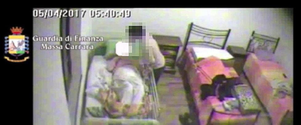 Quaranta schiaffi in una notte. Le minacce: se ti sleghi ti “cionco”
