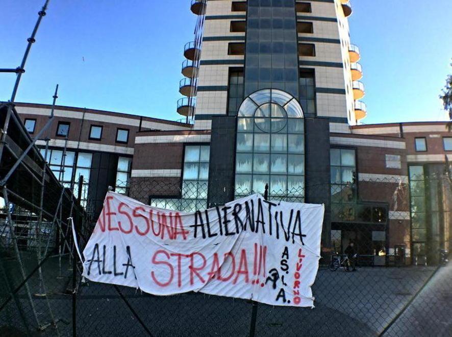 Una quindicina di edifici pubblici e privati occupati in città
