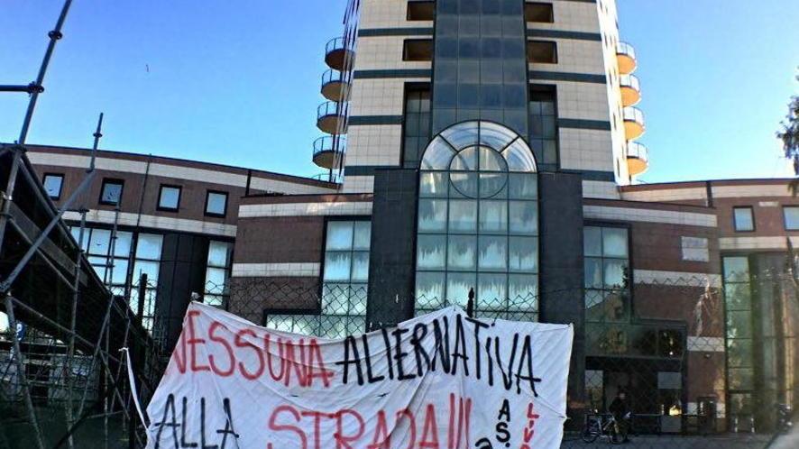 Una quindicina di edifici pubblici e privati occupati in città