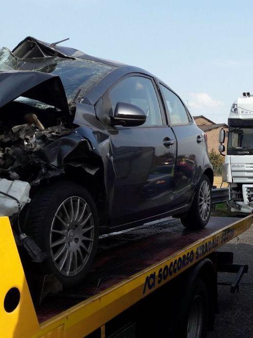 Auto tampona Tir: tre ragazzi feriti estratti dai pompieri