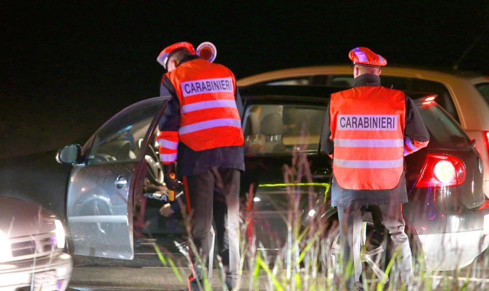 Controlli anti alcol sulle strade: ubriaco picchia i carabinieri 