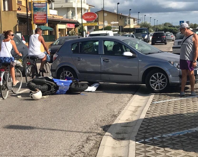 Scontro auto-scooter, ferita una ragazza