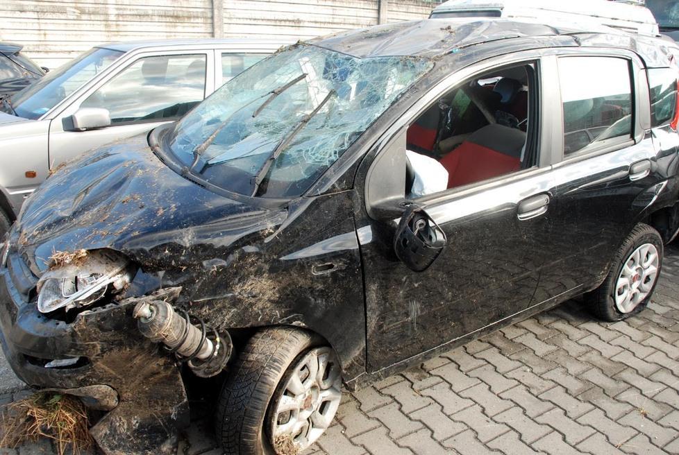 Donna finisce con l’auto nella scarpata