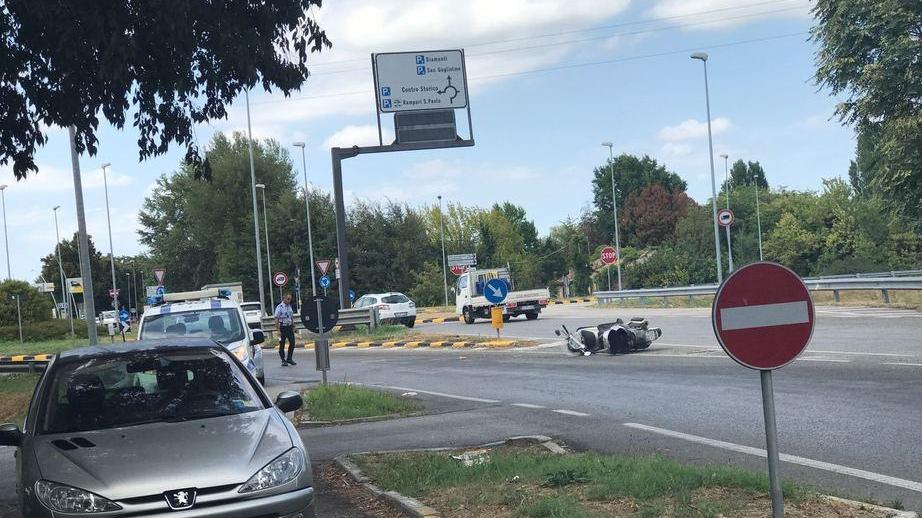 Scontro auto-scooter, donna ferita