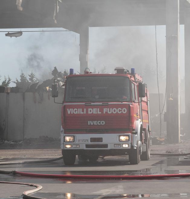 Incendio nel deposito dei rifiuti speciali 