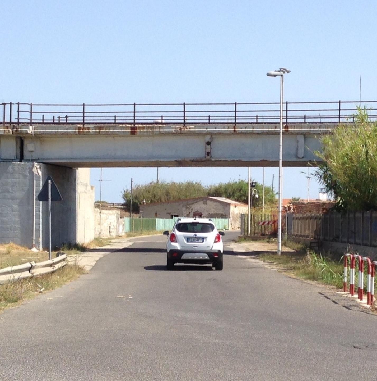 Ponte ferroviario in disuso un ostacolo da abbattere 