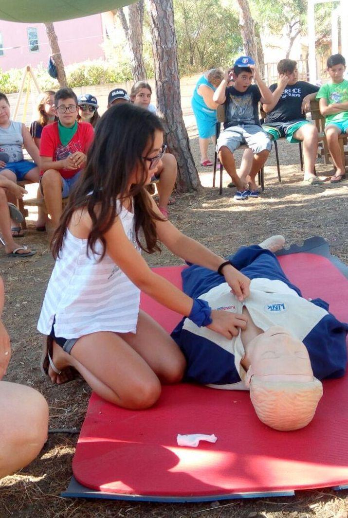 I bimbi imparano a usare il defibrillatore