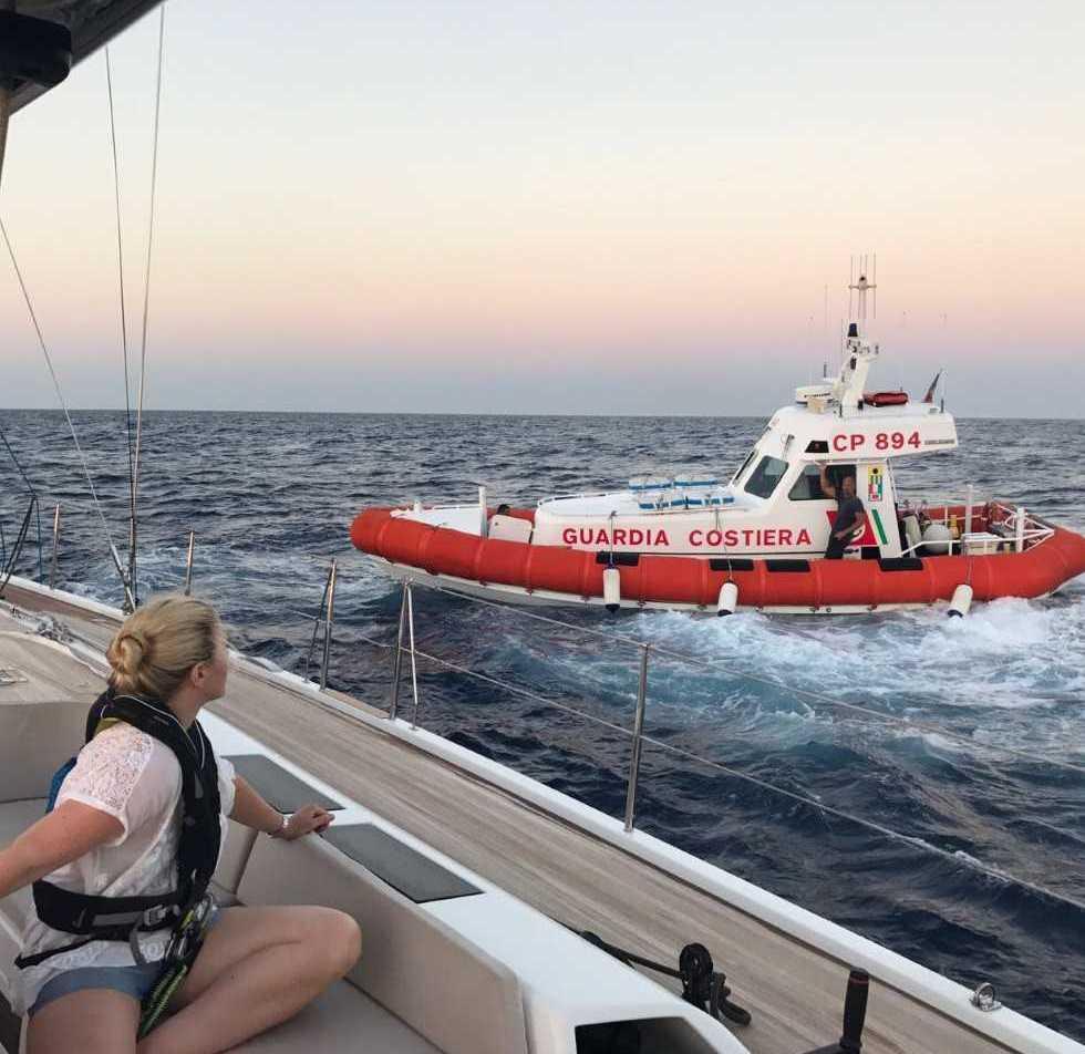 Lo skipper cade in mare, barca alla deriva 