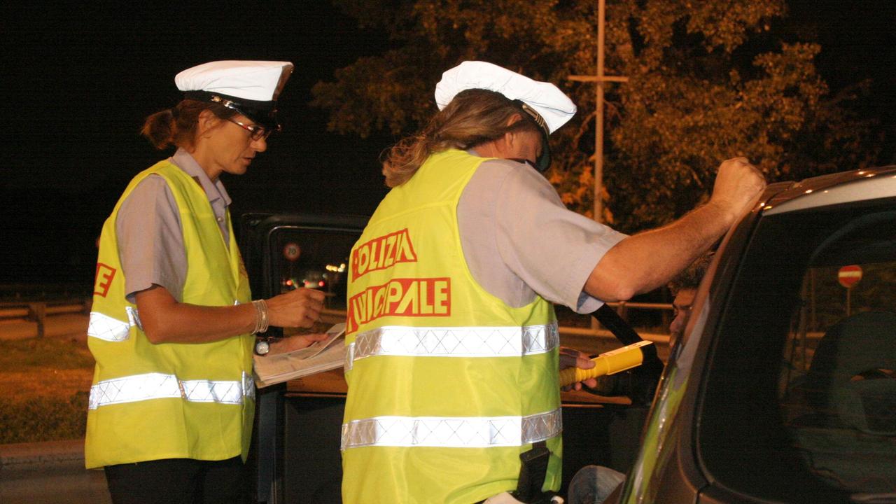 Un controllo della Polizia municipale (foto d'archivio)
