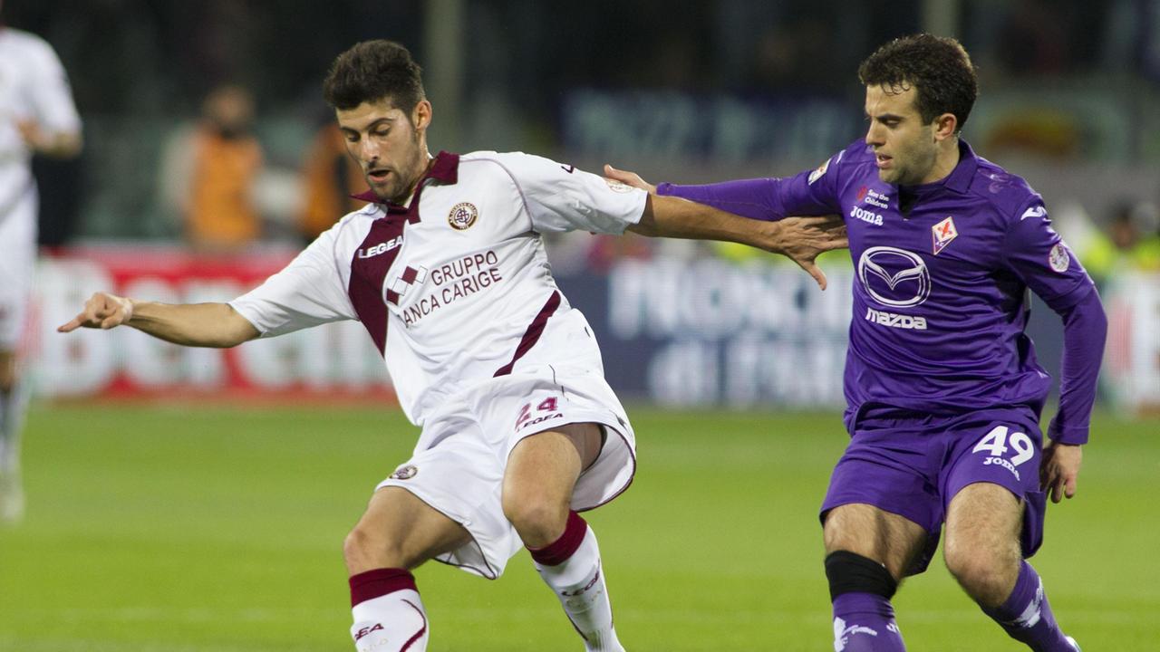 Marco Benassi in un'azione di gioco contrastato dall'ex viola Giuseppe Rossi