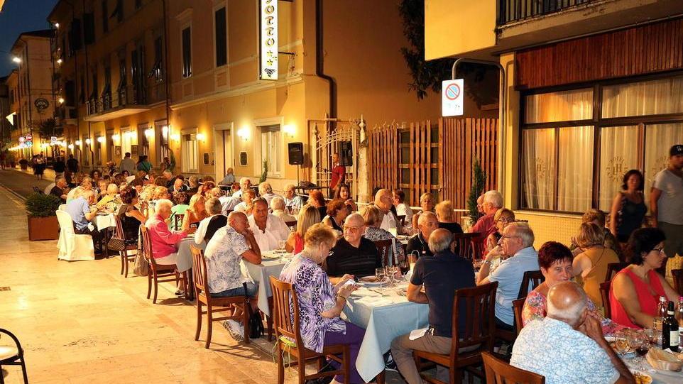 Tavoli apparecchiati la scorsa vigilia di Ferragosto in via Cavallotti per la Cena sotto le stelle (Foto Nucci)