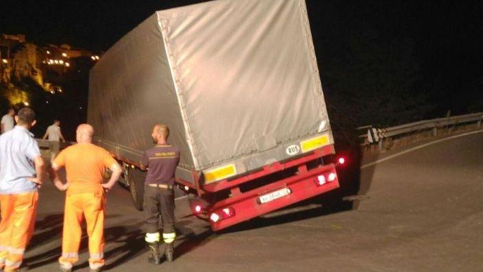 Vigili del fuoco e operai studiano come "liberare" il tir incastrato in curva