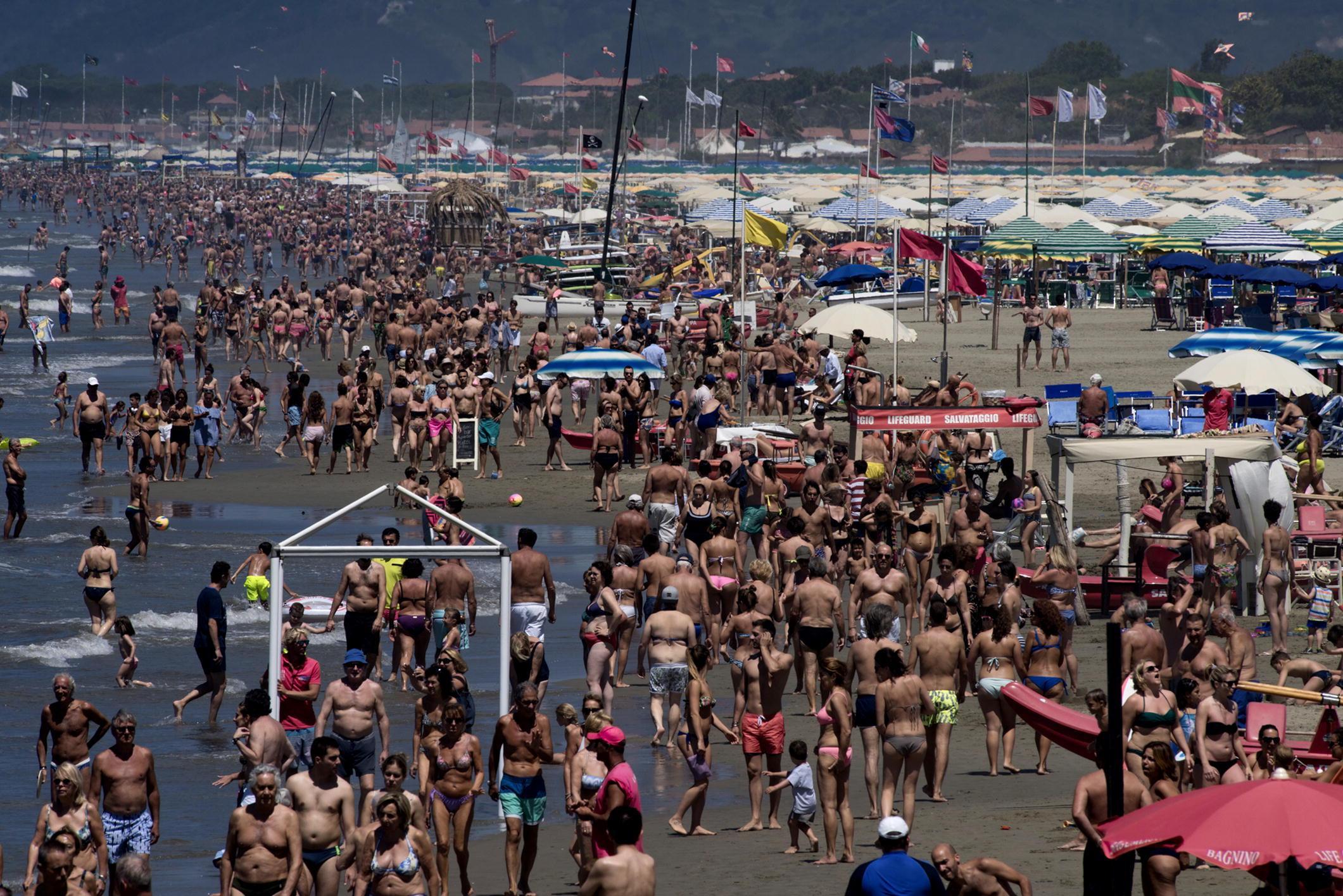 La spiaggia di Viareggio affollatissima (foto Paglianti)