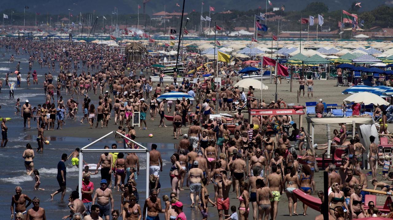 La spiaggia di Viareggio affollatissima (foto Paglianti)
