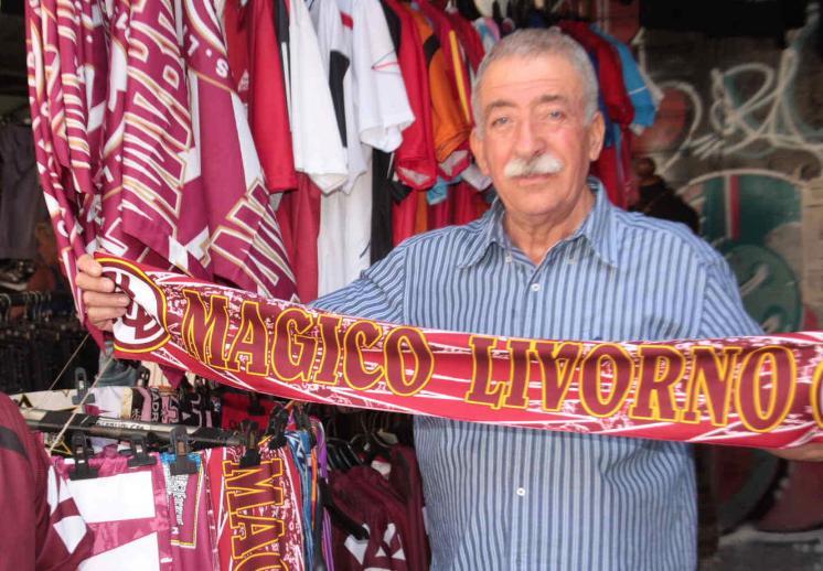 Mauro Lucchesi con una sciarpa del Livorno