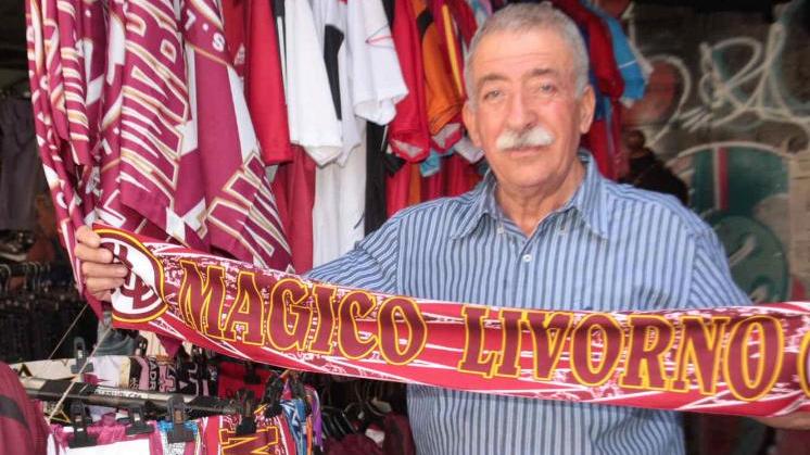 Mauro Lucchesi con una sciarpa del Livorno