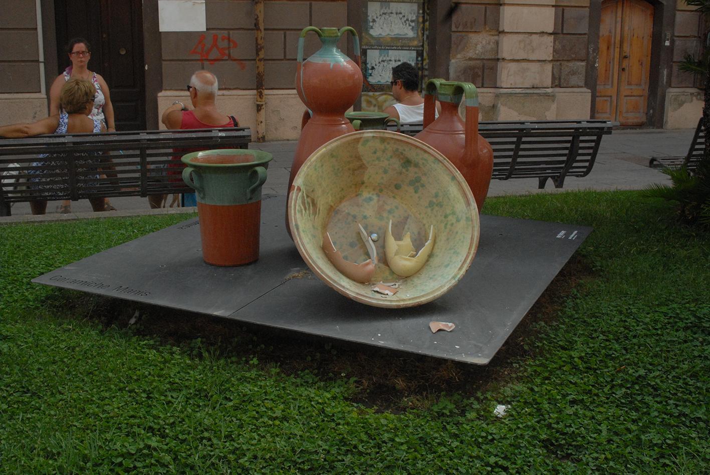 La ceramica artistica danneggiata dai vandali