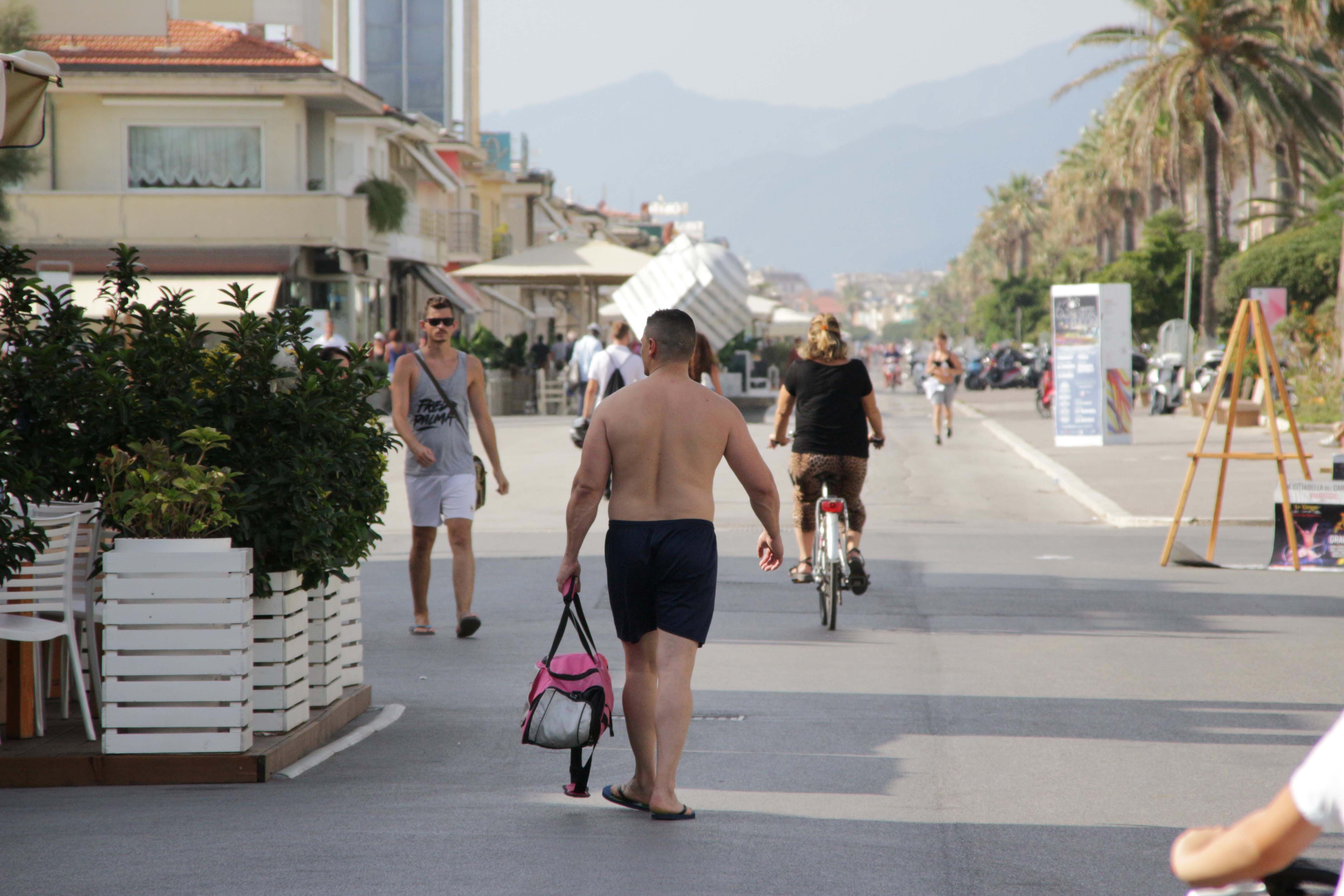 Pugno duro contro chi gira a torso nudo 