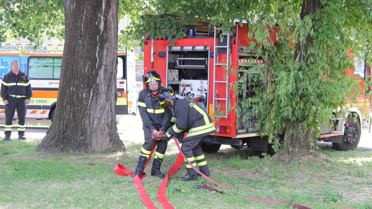 I vigili del fuoco durante un intervento (foto d'archivio)