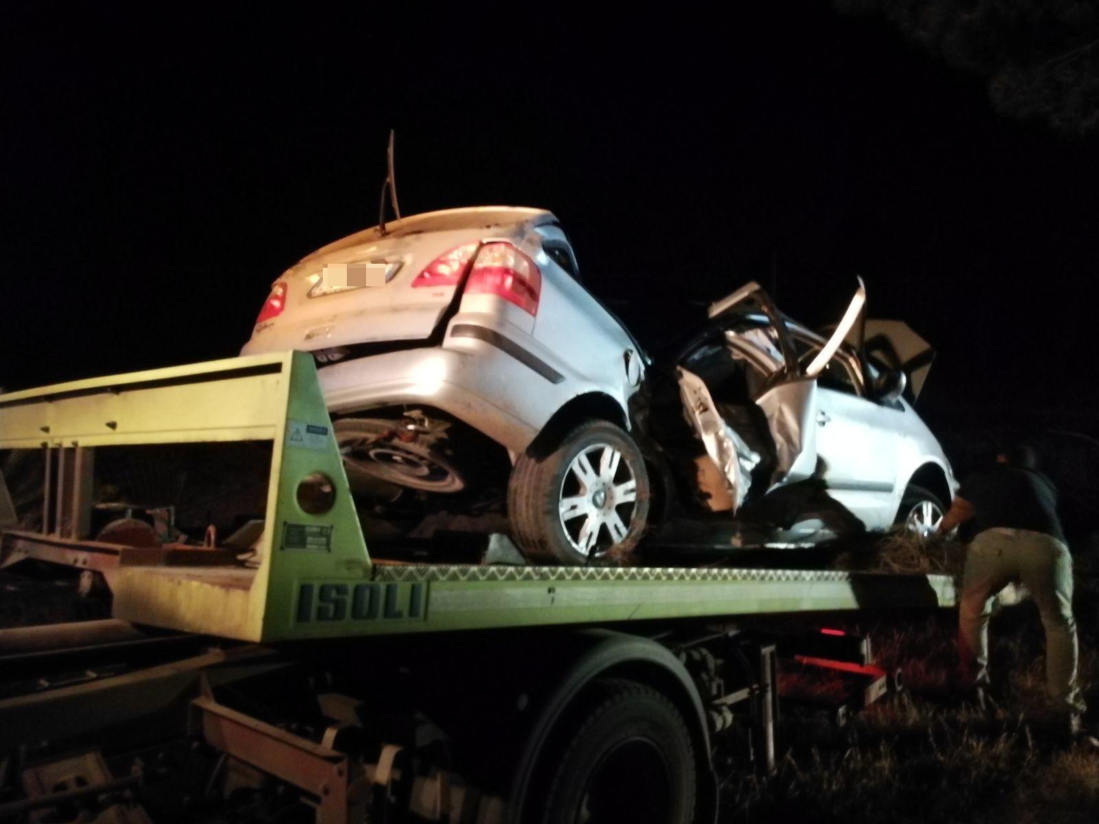 L'auto incidentata sul carroattrezzi (foto Enzo Russo)
