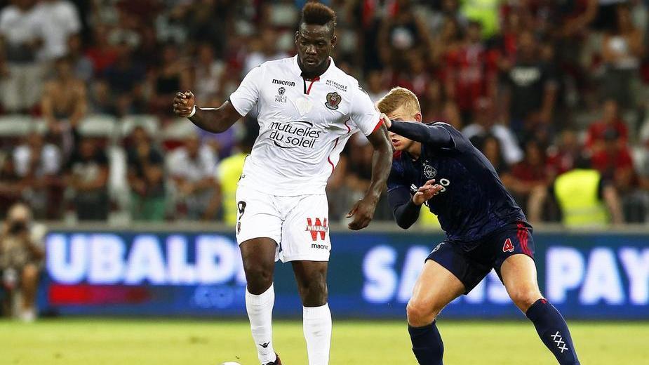 La polizia ferma Balotelli, lui: «Falso»