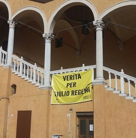 E nella notte rubano anche lo striscione pro Regeni