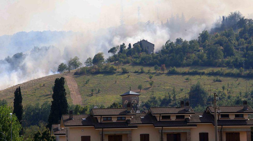 Spento con l’elicottero l’incendio vicino alle case 