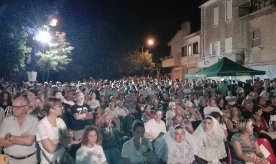 Sfilata di abiti tradizionali in cima al monte Tuffudesu