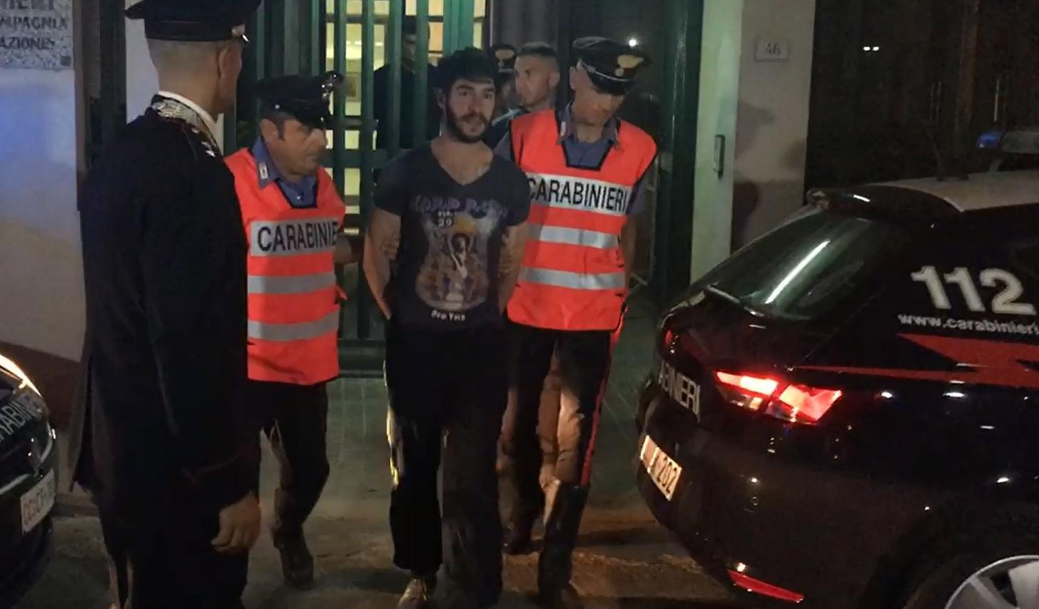 Pinna esce dalla caserma dei carabinieri di Quartu