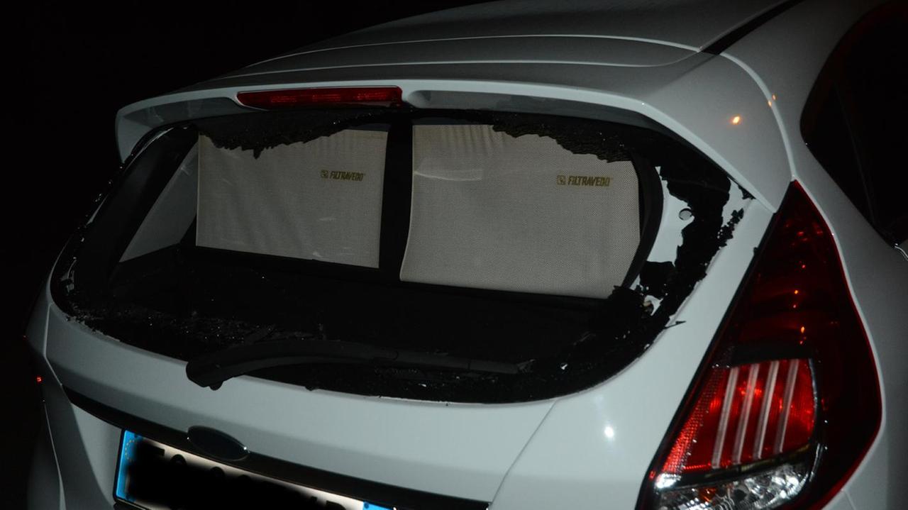 L'auto dell'operatore del 118 coi vetri frantumati (foto Pinna)