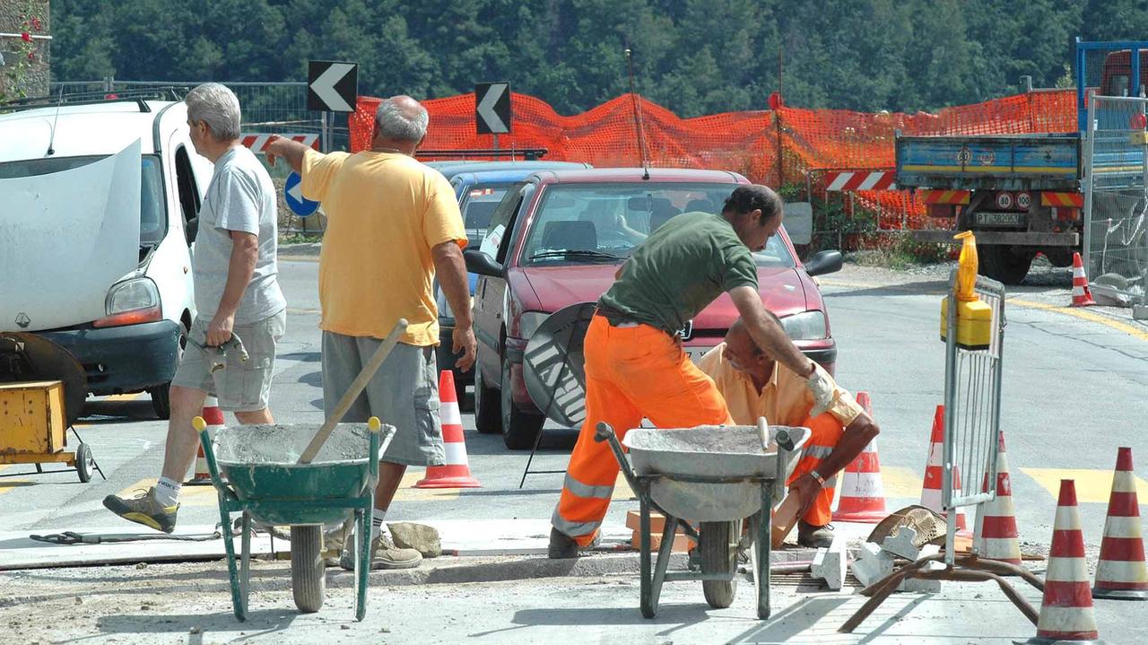 Operai al lavoro in un cantiere stradale (foto d'archivio)