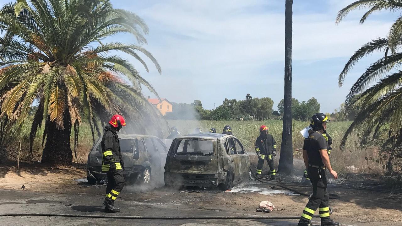Alghero, due auto in fiamme nel lungomare di Maria Pia 