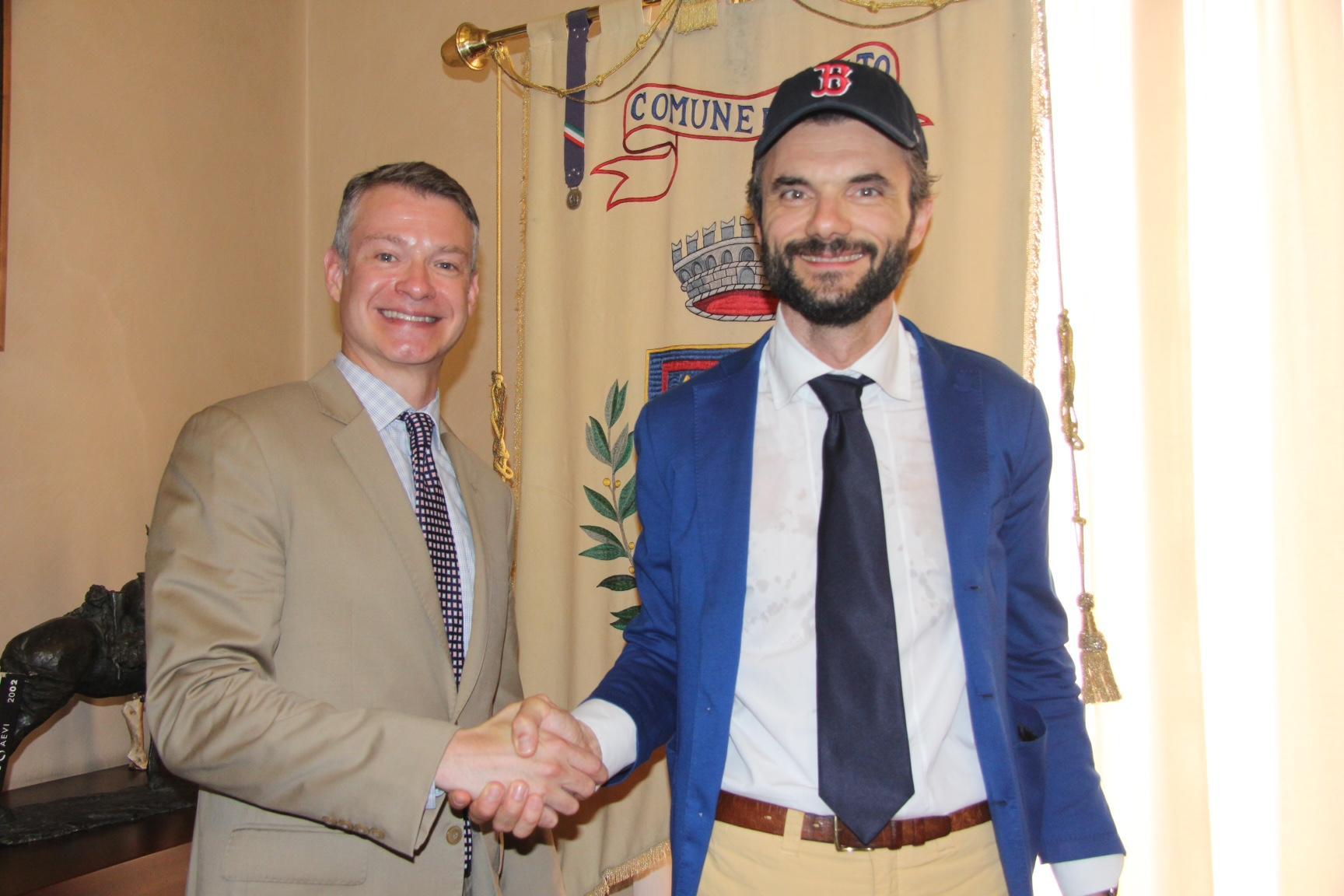 Il console americano Benjamin V. Wohlauer insieme al sindaco Matteo Biffoni (foto Batavia)